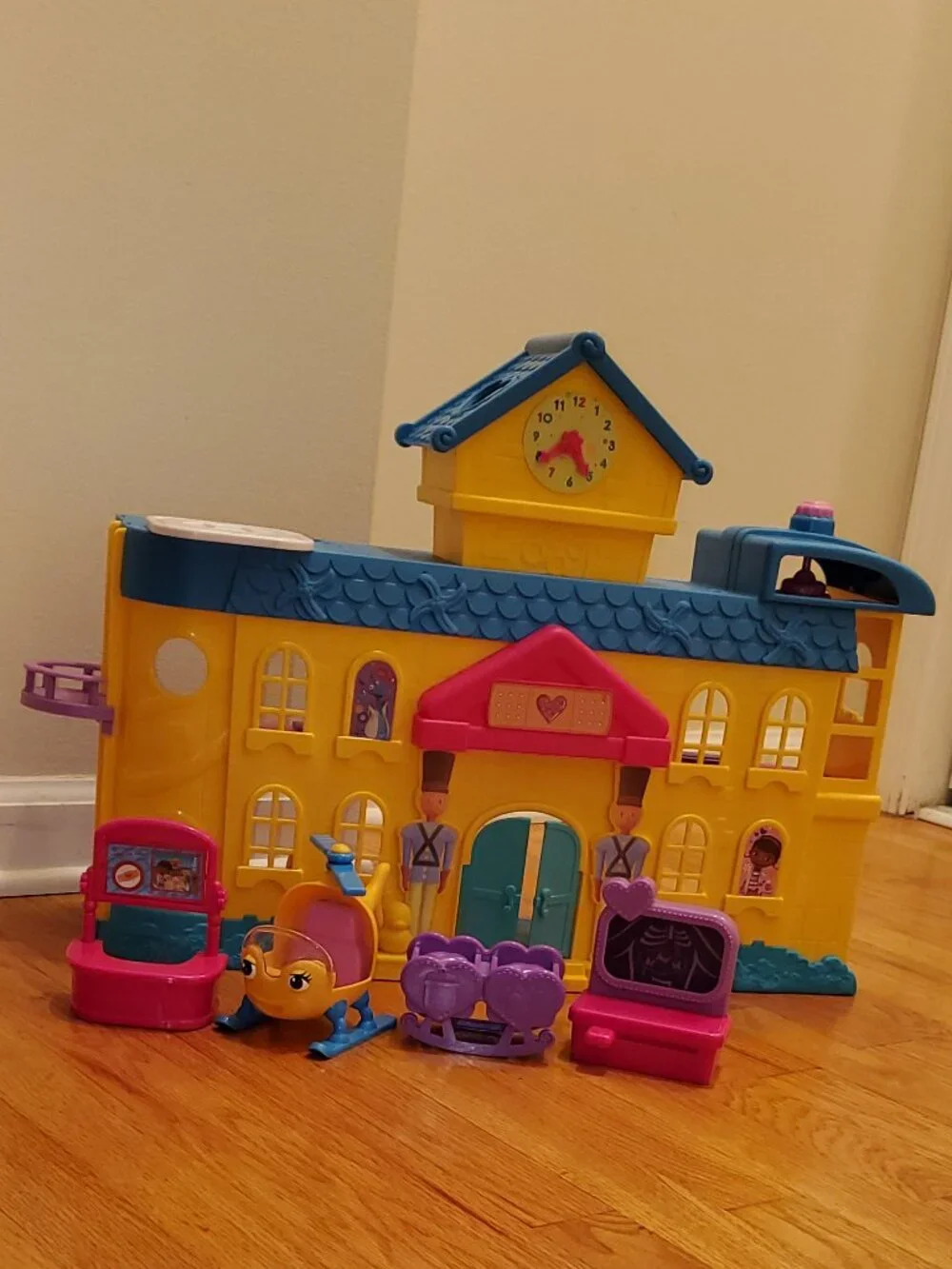 Doc McStuffins Hospital Playset & Many Extras! by Disney Junior  EUC! see photos